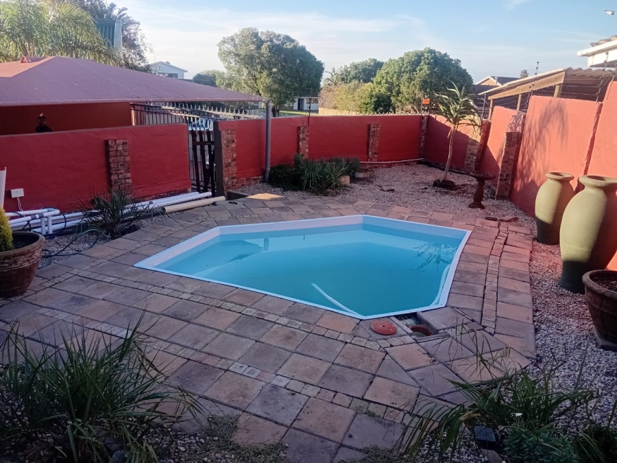 6 Bedroom Property for Sale in Heiderand Western Cape